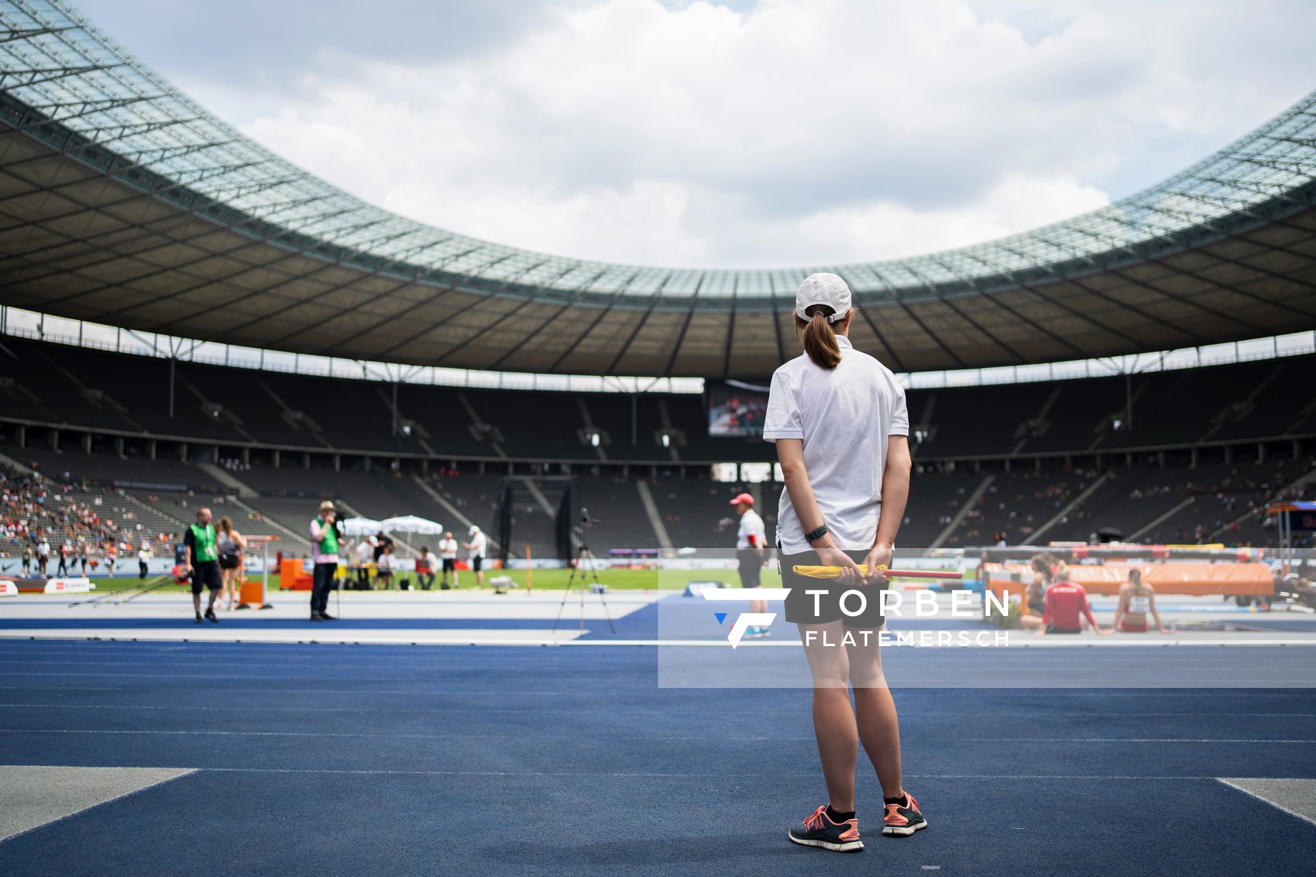 Eine Kampfrichterin im Olympiastadion waehrend der deutschen Leichtathletik-Meisterschaften im Olympiastadion am 26.06.2022 in Berlin